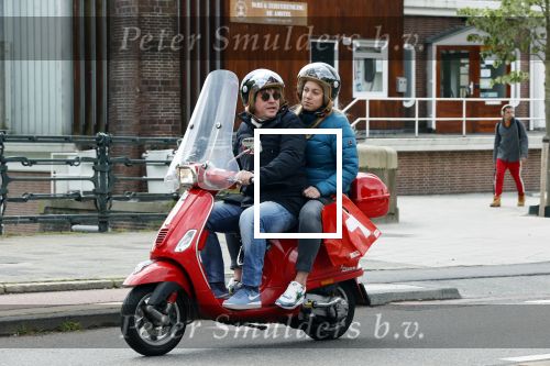 Amsterdam 2 mei 2020
Martijn Krabbe en zijn vrouw Deborah gaan op de scooter eten kopen bij een indonesische toko