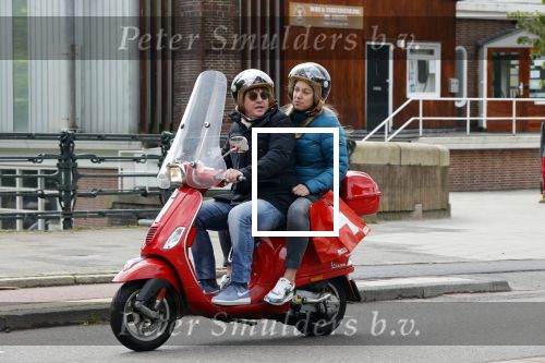 Amsterdam 2 mei 2020
Martijn Krabbe en zijn vrouw Deborah gaan op de scooter eten kopen bij een indonesische toko