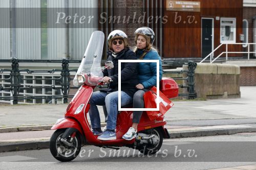 Amsterdam 2 mei 2020
Martijn Krabbe en zijn vrouw Deborah gaan op de scooter eten kopen bij een indonesische toko
