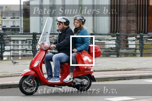 Amsterdam 2 mei 2020
Martijn Krabbe en zijn vrouw Deborah gaan op de scooter eten kopen bij een indonesische toko