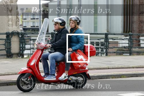 Amsterdam 2 mei 2020
Martijn Krabbe en zijn vrouw Deborah gaan op de scooter eten kopen bij een indonesische toko