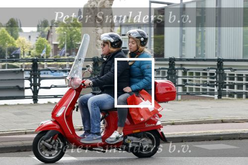 Amsterdam 2 mei 2020
Martijn Krabbe en zijn vrouw Deborah gaan op de scooter eten kopen bij een indonesische toko