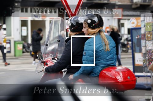 Amsterdam 2 mei 2020
Martijn Krabbe en zijn vrouw Deborah gaan op de scooter eten kopen bij een indonesische toko