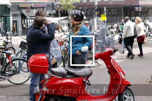 Amsterdam 2 mei 2020
Martijn Krabbe en zijn vrouw Deborah gaan op de scooter eten kopen bij een indonesische toko