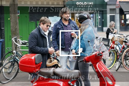 Amsterdam 2 mei 2020
Martijn Krabbe en zijn vrouw Deborah gaan op de scooter eten kopen bij een indonesische toko