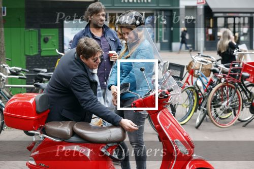 Amsterdam 2 mei 2020
Martijn Krabbe en zijn vrouw Deborah gaan op de scooter eten kopen bij een indonesische toko