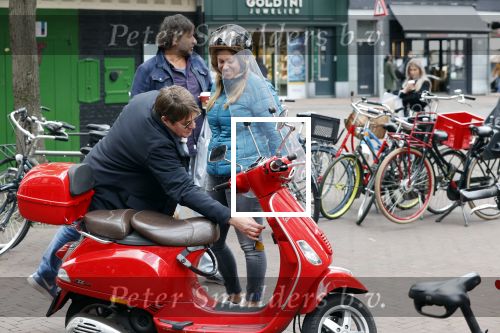 Amsterdam 2 mei 2020
Martijn Krabbe en zijn vrouw Deborah gaan op de scooter eten kopen bij een indonesische toko