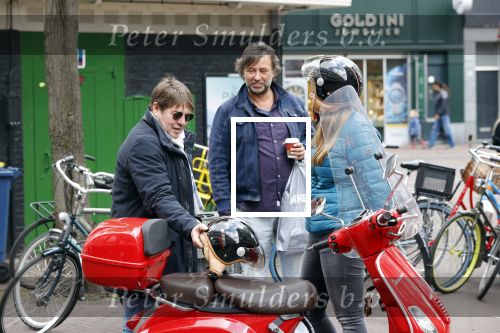 Amsterdam 2 mei 2020
Martijn Krabbe en zijn vrouw Deborah gaan op de scooter eten kopen bij een indonesische toko