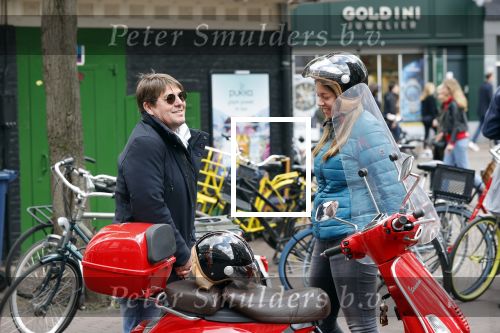 Amsterdam 2 mei 2020
Martijn Krabbe en zijn vrouw Deborah gaan op de scooter eten kopen bij een indonesische toko