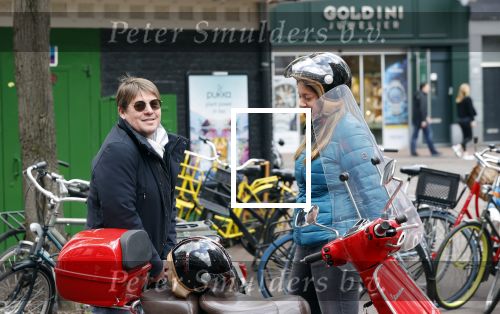Amsterdam 2 mei 2020
Martijn Krabbe en zijn vrouw Deborah gaan op de scooter eten kopen bij een indonesische toko
