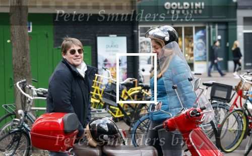 Amsterdam 2 mei 2020
Martijn Krabbe en zijn vrouw Deborah gaan op de scooter eten kopen bij een indonesische toko
