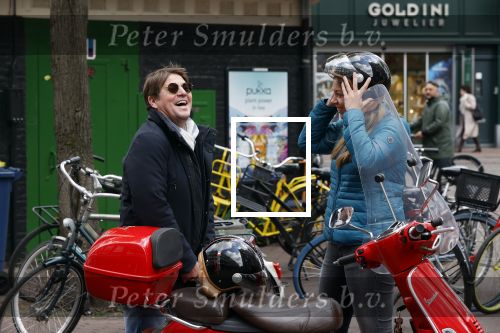 Amsterdam 2 mei 2020
Martijn Krabbe en zijn vrouw Deborah gaan op de scooter eten kopen bij een indonesische toko