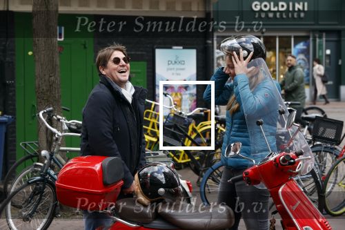 Amsterdam 2 mei 2020
Martijn Krabbe en zijn vrouw Deborah gaan op de scooter eten kopen bij een indonesische toko