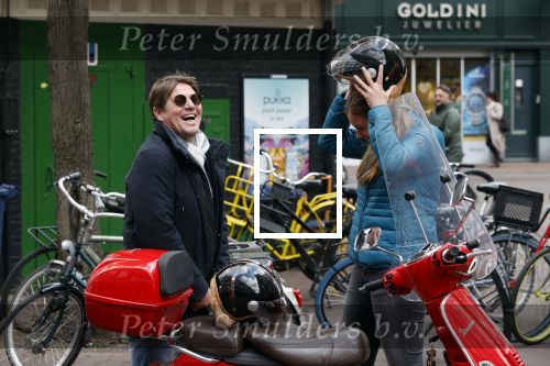 Amsterdam 2 mei 2020
Martijn Krabbe en zijn vrouw Deborah gaan op de scooter eten kopen bij een indonesische toko