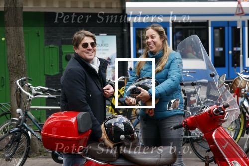 Amsterdam 2 mei 2020
Martijn Krabbe en zijn vrouw Deborah gaan op de scooter eten kopen bij een indonesische toko