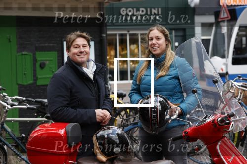 Amsterdam 2 mei 2020
Martijn Krabbe en zijn vrouw Deborah gaan op de scooter eten kopen bij een indonesische toko