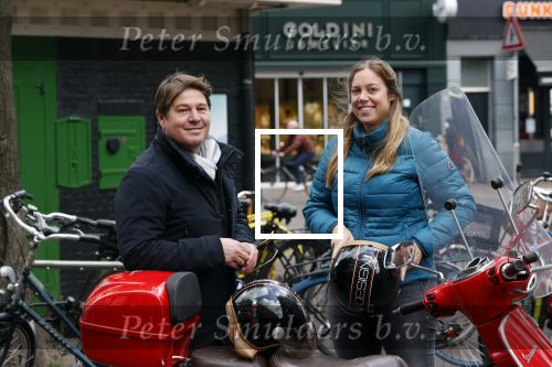 Amsterdam 2 mei 2020
Martijn Krabbe en zijn vrouw Deborah gaan op de scooter eten kopen bij een indonesische toko
