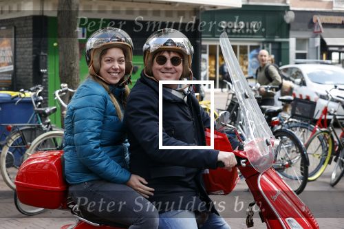 Amsterdam 2 mei 2020
Martijn Krabbe en zijn vrouw Deborah gaan op de scooter eten kopen bij een indonesische toko