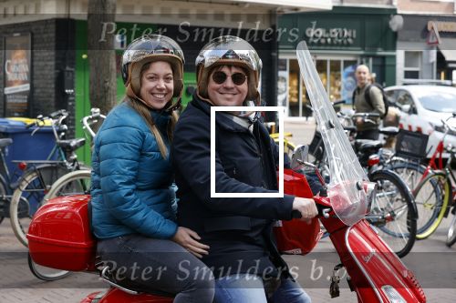 Amsterdam 2 mei 2020
Martijn Krabbe en zijn vrouw Deborah gaan op de scooter eten kopen bij een indonesische toko