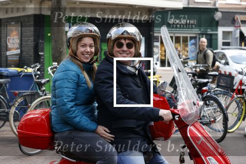 Amsterdam 2 mei 2020
Martijn Krabbe en zijn vrouw Deborah gaan op de scooter eten kopen bij een indonesische toko