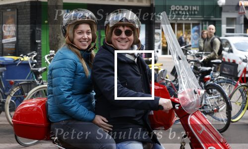 Amsterdam 2 mei 2020
Martijn Krabbe en zijn vrouw Deborah gaan op de scooter eten kopen bij een indonesische toko