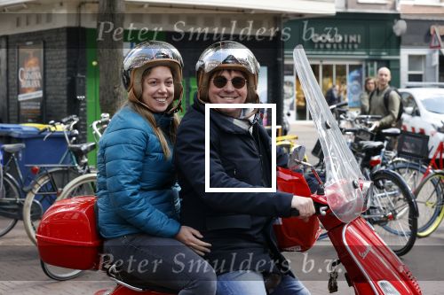 Amsterdam 2 mei 2020
Martijn Krabbe en zijn vrouw Deborah gaan op de scooter eten kopen bij een indonesische toko