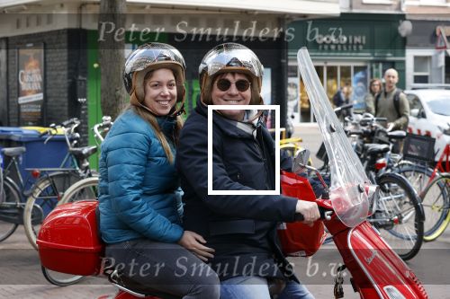 Amsterdam 2 mei 2020
Martijn Krabbe en zijn vrouw Deborah gaan op de scooter eten kopen bij een indonesische toko