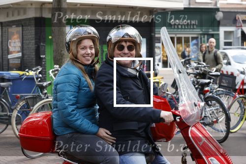Amsterdam 2 mei 2020
Martijn Krabbe en zijn vrouw Deborah gaan op de scooter eten kopen bij een indonesische toko