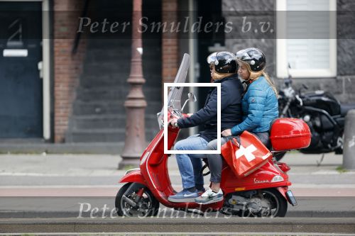 Amsterdam 2 mei 2020
Martijn Krabbe en zijn vrouw Deborah gaan op de scooter eten kopen bij een indonesische toko