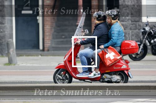 Amsterdam 2 mei 2020
Martijn Krabbe en zijn vrouw Deborah gaan op de scooter eten kopen bij een indonesische toko
