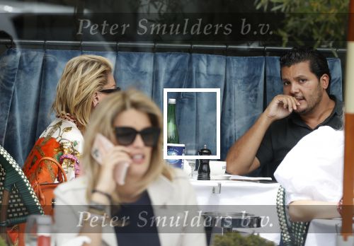 Amsterdam 3 juni 2020
Connie Witteman met haar zoon Marvin Breukhoven op terras en in haar biro karretje