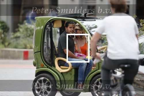 Amsterdam 3 juni 2020
Connie Witteman met haar zoon Marvin Breukhoven op terras en in haar biro karretje