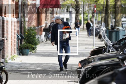 Amsterdam 2 mei 2020
Matthijs de Ligt en zijn vriendin Annekee Molenaar lopen op straat in Amsterdam zuid.