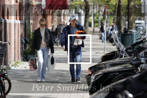 Amsterdam 2 mei 2020
Matthijs de Ligt en zijn vriendin Annekee Molenaar lopen op straat in Amsterdam zuid.