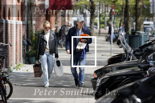 Amsterdam 2 mei 2020
Matthijs de Ligt en zijn vriendin Annekee Molenaar lopen op straat in Amsterdam zuid.