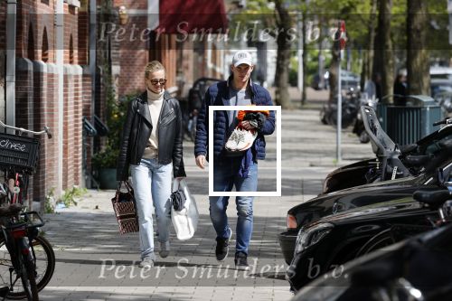 Amsterdam 2 mei 2020
Matthijs de Ligt en zijn vriendin Annekee Molenaar lopen op straat in Amsterdam zuid.
