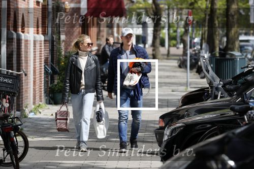 Amsterdam 2 mei 2020
Matthijs de Ligt en zijn vriendin Annekee Molenaar lopen op straat in Amsterdam zuid.