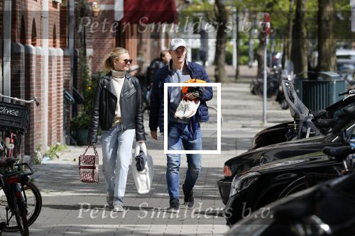 Amsterdam 2 mei 2020
Matthijs de Ligt en zijn vriendin Annekee Molenaar lopen op straat in Amsterdam zuid.