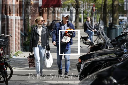 Amsterdam 2 mei 2020
Matthijs de Ligt en zijn vriendin Annekee Molenaar lopen op straat in Amsterdam zuid.