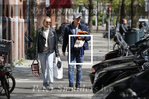 Amsterdam 2 mei 2020
Matthijs de Ligt en zijn vriendin Annekee Molenaar lopen op straat in Amsterdam zuid.