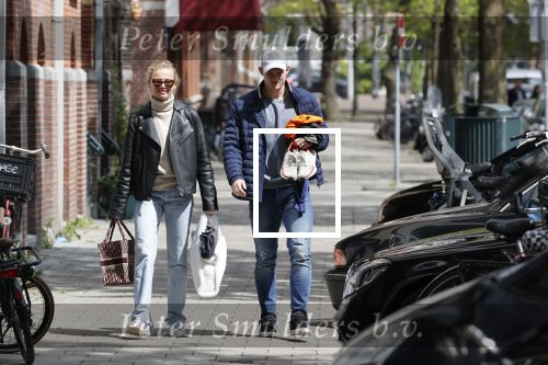 Amsterdam 2 mei 2020
Matthijs de Ligt en zijn vriendin Annekee Molenaar lopen op straat in Amsterdam zuid.