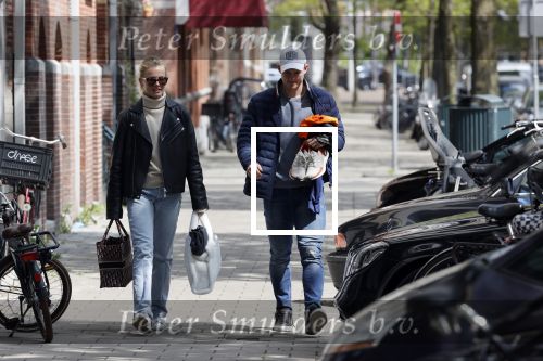 Amsterdam 2 mei 2020
Matthijs de Ligt en zijn vriendin Annekee Molenaar lopen op straat in Amsterdam zuid.