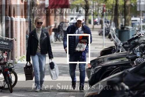 Amsterdam 2 mei 2020
Matthijs de Ligt en zijn vriendin Annekee Molenaar lopen op straat in Amsterdam zuid.