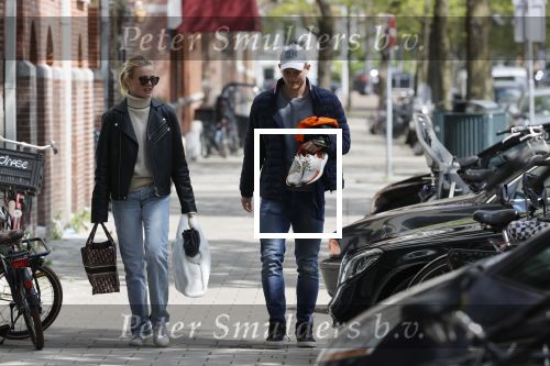 Amsterdam 2 mei 2020
Matthijs de Ligt en zijn vriendin Annekee Molenaar lopen op straat in Amsterdam zuid.