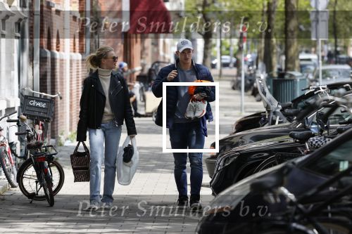 Amsterdam 2 mei 2020
Matthijs de Ligt en zijn vriendin Annekee Molenaar lopen op straat in Amsterdam zuid.