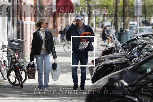 Amsterdam 2 mei 2020
Matthijs de Ligt en zijn vriendin Annekee Molenaar lopen op straat in Amsterdam zuid.