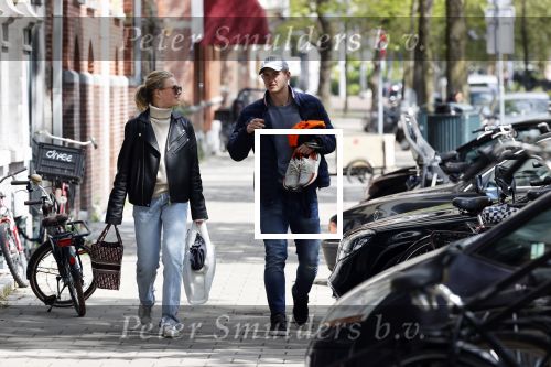 Amsterdam 2 mei 2020
Matthijs de Ligt en zijn vriendin Annekee Molenaar lopen op straat in Amsterdam zuid.
