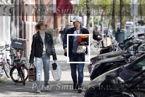 Amsterdam 2 mei 2020
Matthijs de Ligt en zijn vriendin Annekee Molenaar lopen op straat in Amsterdam zuid.