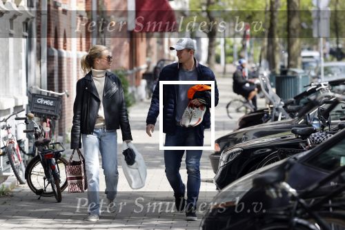 Amsterdam 2 mei 2020
Matthijs de Ligt en zijn vriendin Annekee Molenaar lopen op straat in Amsterdam zuid.