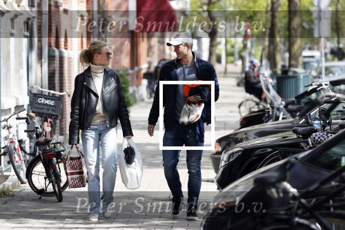 Amsterdam 2 mei 2020
Matthijs de Ligt en zijn vriendin Annekee Molenaar lopen op straat in Amsterdam zuid.